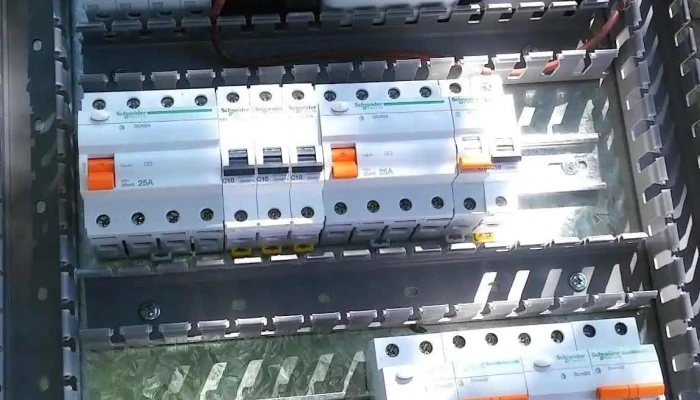 Fg Servicios Electricos Del Propietario - Monte Buey